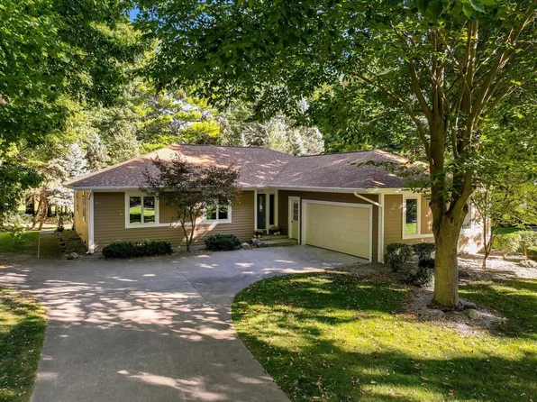 3538 Country Club Dr, Traverse City, MI 49684