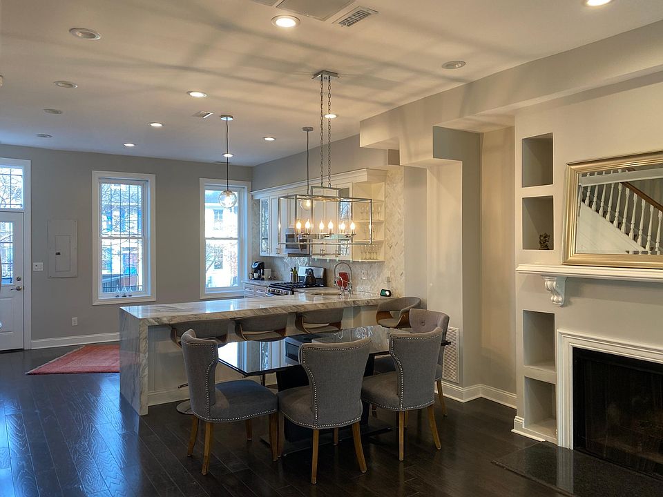 Great open floor plan prefect for family gathering and entertaining.