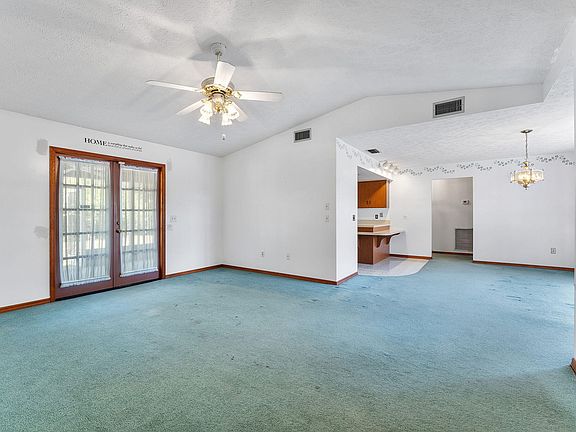 4th image of 102 SE Crosspoint Drive