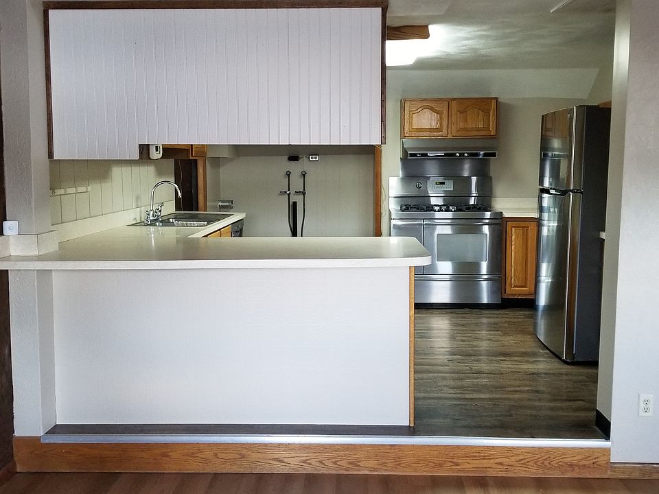 kitchen
stainless steel, new fridge, large stove,
washer/dryer hookup