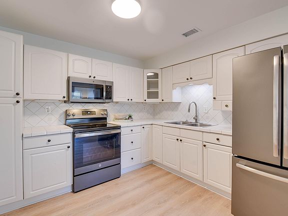 5th image of 3229 Flagler Ave APT 208