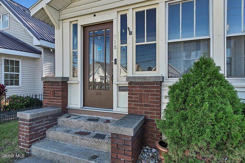 4th image of 918 Altamont Avenue