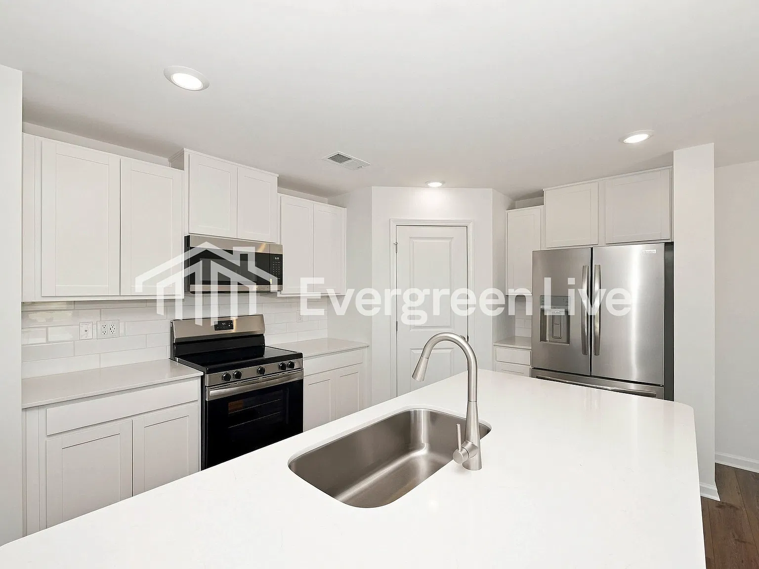 4 bed, 2.5 bath, 1956 sqft, $1,895 — Photo 3