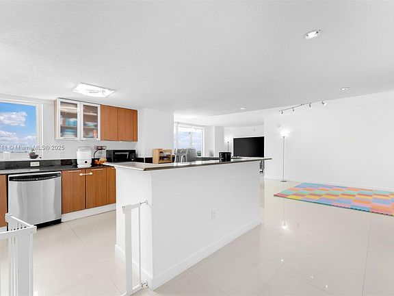 3rd image of 1800 N Bayshore Dr APT 2101