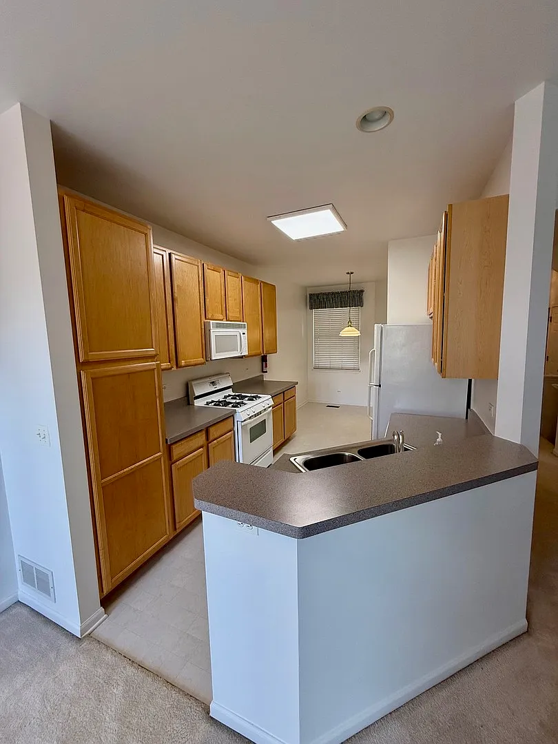 2 bed, 2.5 bath, 1464 sqft, $2,500 — Photo 2