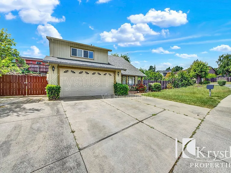 1398 Hale St — Photo 3