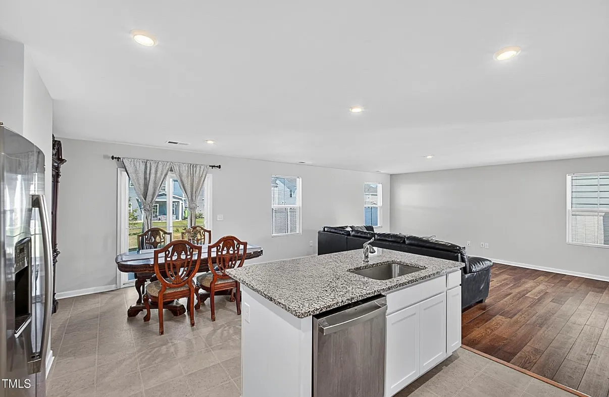 4 bed, 2.5 bath, 1900 sqft, $950 — Photo 2