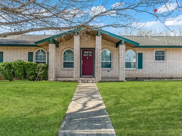 220 Blue Bonnet, Floresville, TX 78114