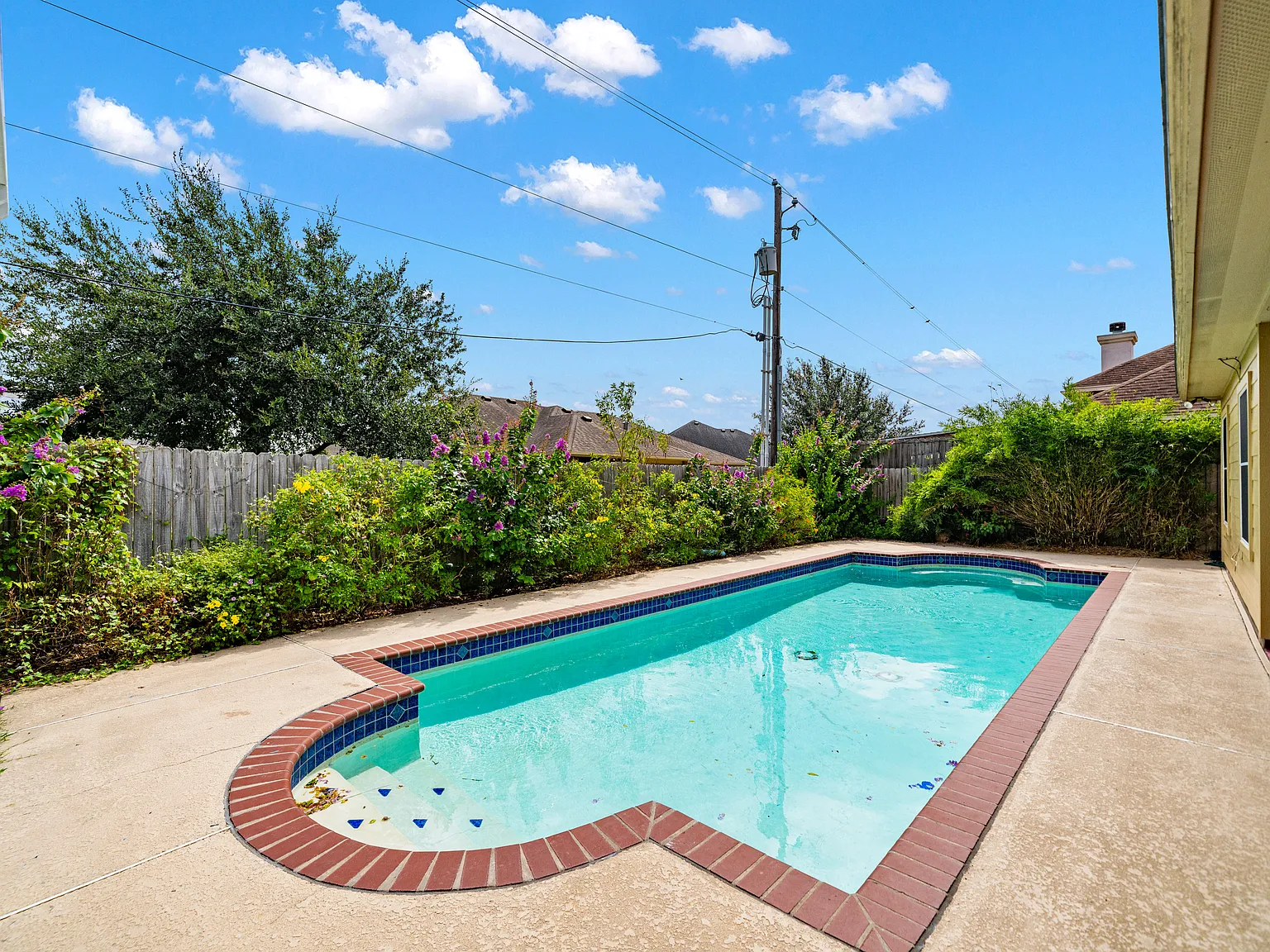4 bed, 2337 sqft, $3,000 — Photo 2