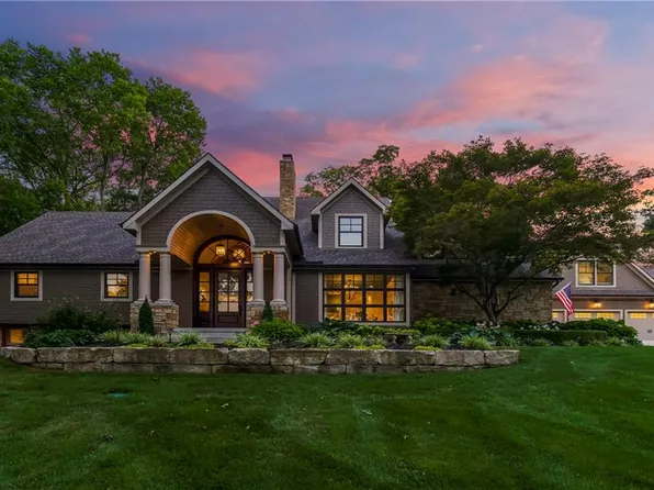 430 Hillcrest Rd E, Shawnee, KS 66217