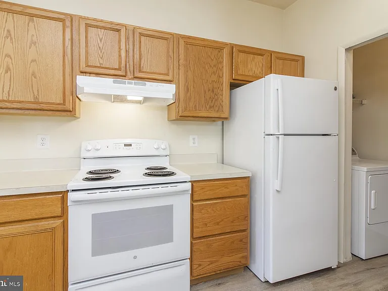 1004 Barbaras Ct — Photo 12