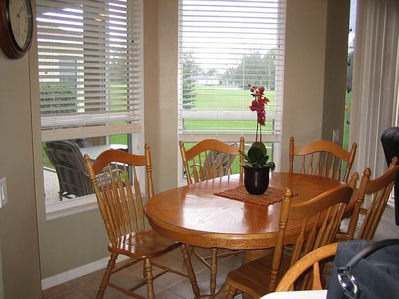 eat breakfast and watch the golfers