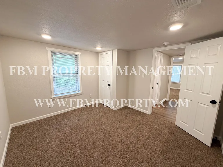 303 E Thompson St — Photo 13
