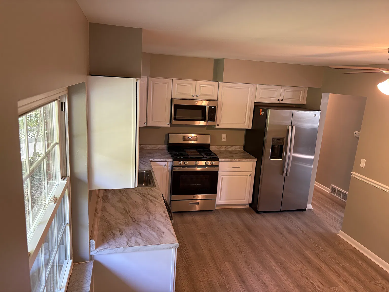 3 bed, 1100 sqft, $1,900 — Photo 2