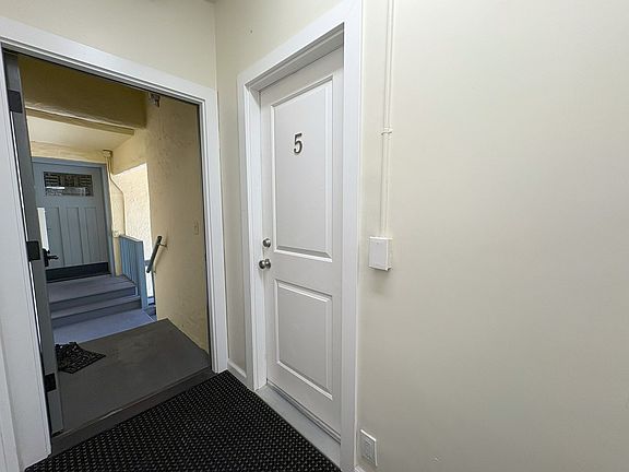 4th image of 628 Waverley St APT 5