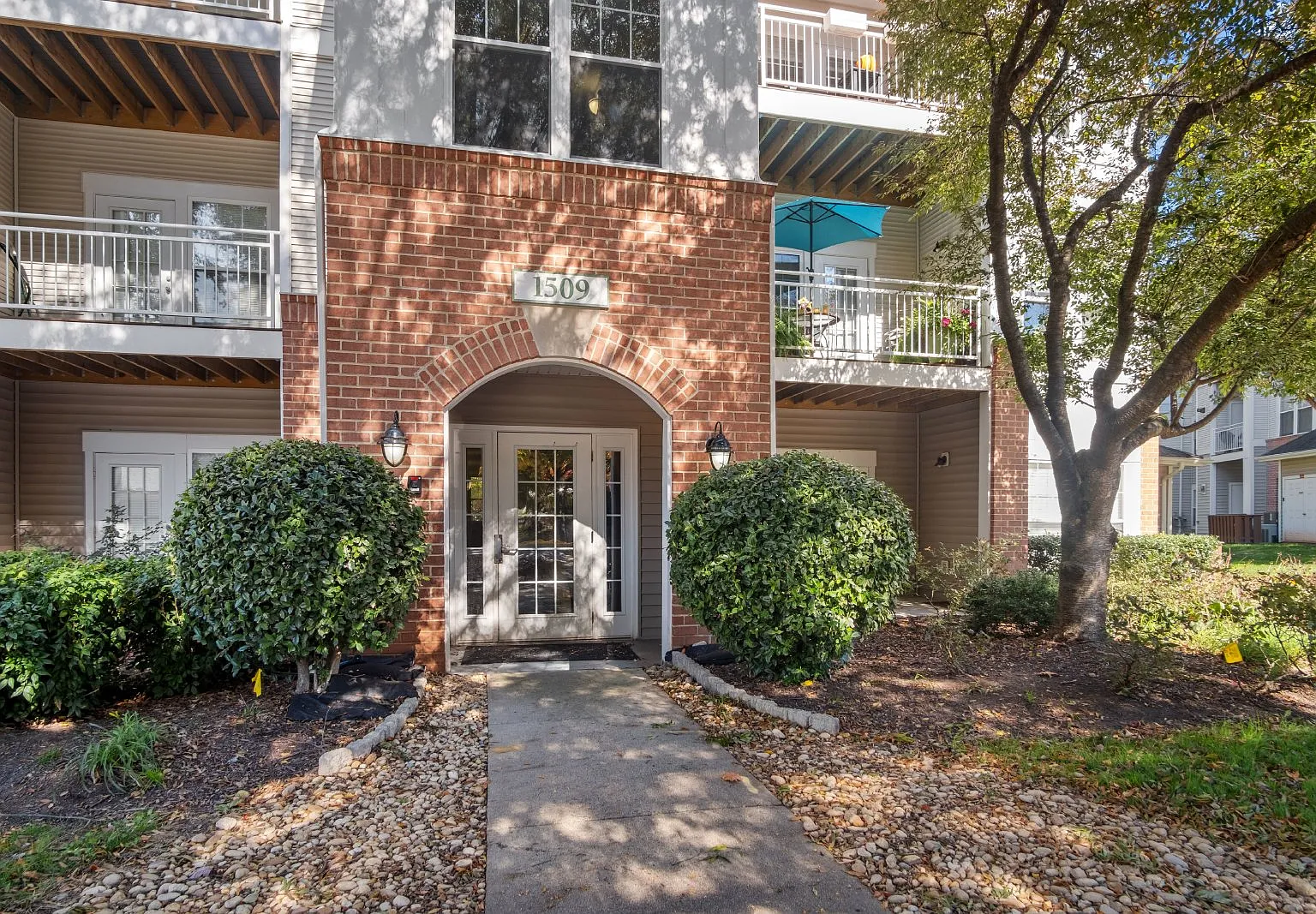 2 bed, 2.0 bath, 1050 sqft, $2,400 — Photo 1