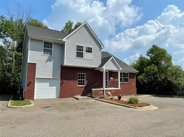 2042 Decker Rd, Walled Lake, MI 48390