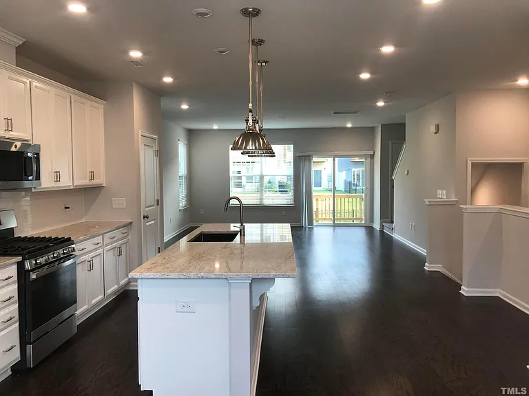 1042 Commack Dr — Photo 3
