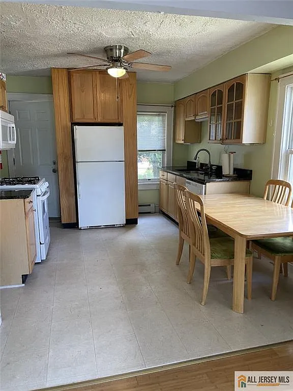 3 bed, 2.0 bath, $2,700 — Photo 3