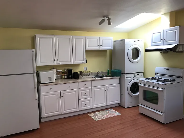 Full kitchen w washer dryer