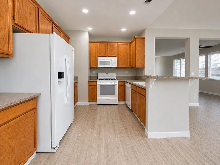837 Vassar Dr — Photo 9