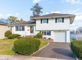 8 Spector Lane, Plainview, NY 11803