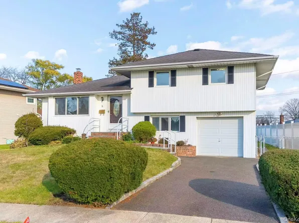 8 Spector Lane, Plainview, NY 11803