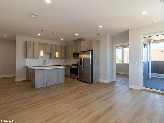5th image of 3729 W Belmont Ave #402