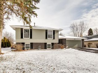 9S149 Cumnor Rd, Downers Grove, IL 60516