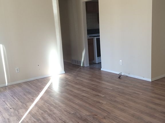 5th image of 310 Saint Edward Ln