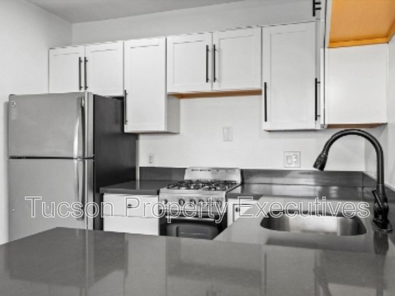 4th image of 824 E 10th St APT D