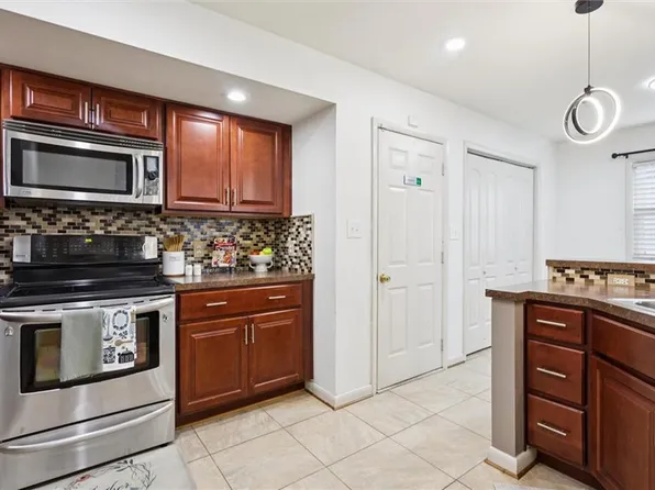 8520 Orcutt Ave, Hampton, VA 23605