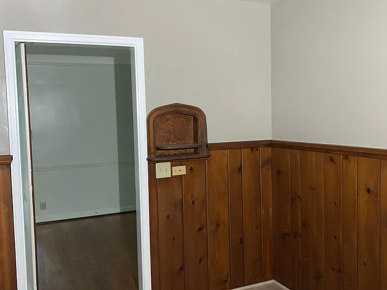 2976 Linwood Ave — Photo 2