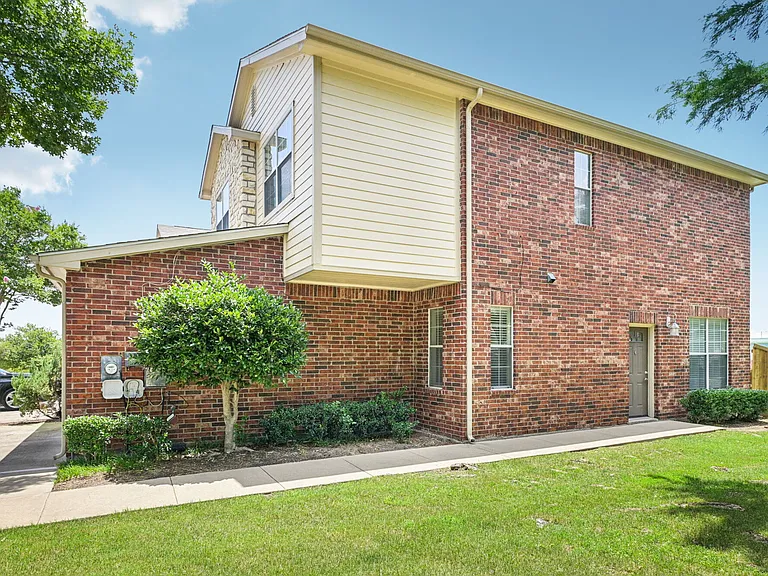 Oaks Estates of Coppell — Photo 29