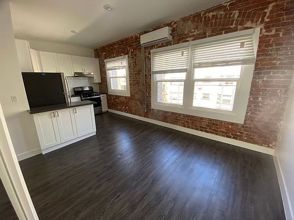 3rd image of 1318 W Maryland St #207