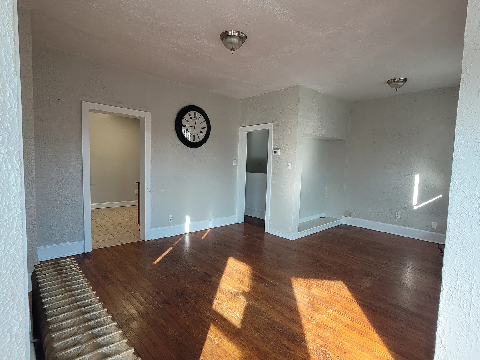 3 bed, 1000 sqft, $1,325 — Photo 2