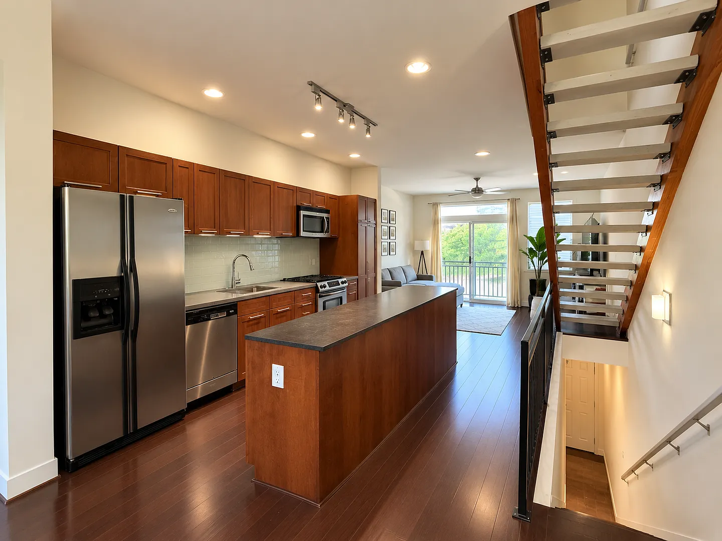 Bright & Spacious Townhome for Rent in a Charming, Tree-Lined Neighborhood — Photo 3