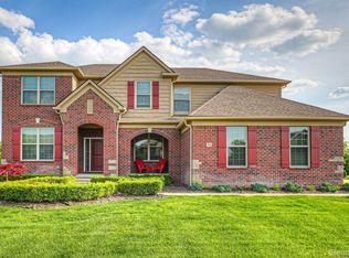 166 Oakland Crest Dr, Rochester, MI 48306