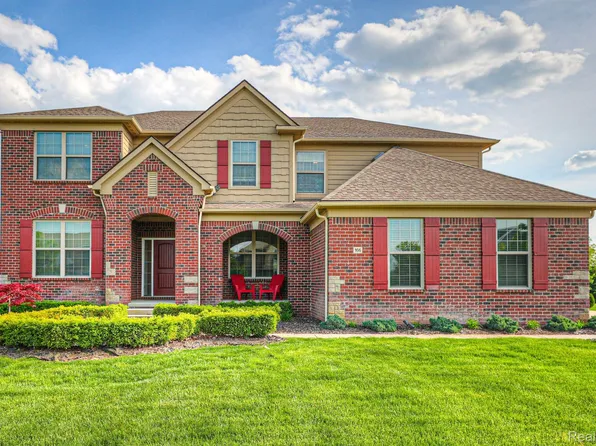 166 Oakland Crest Dr, Rochester, MI 48306