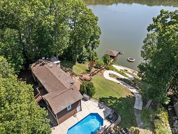 2nd image of 206 Blue Heron Way