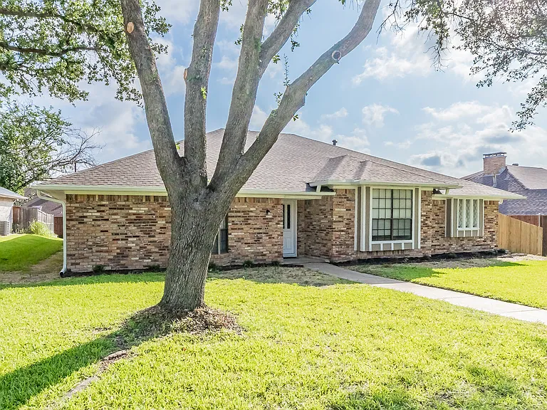 3008 Apple Valley Dr — Photo 2