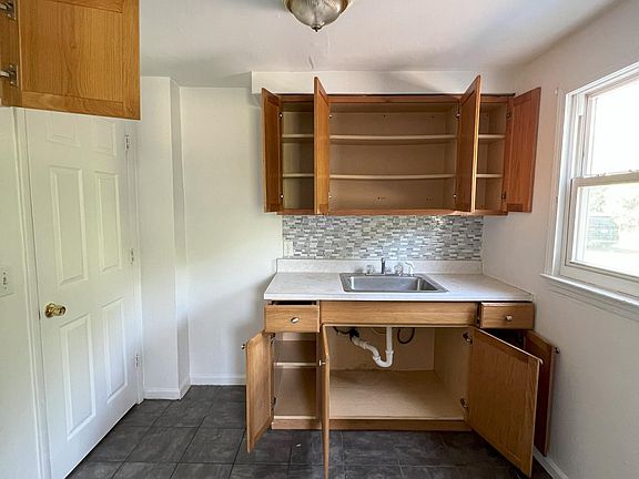 3rd image of 740 Taunton Pl