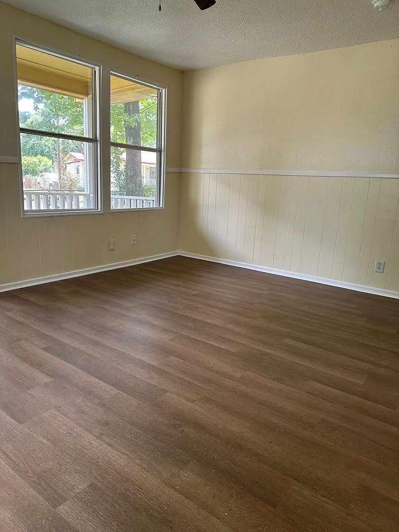 2 Bedroom and 1 bath Central air and heat — Photo 4