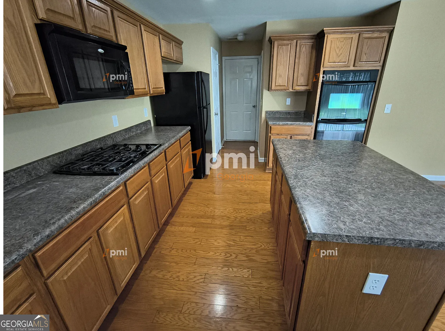 3 bed, 2.5 bath, 2044 sqft, $2,145 — Photo 2