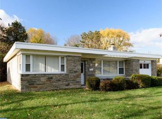 718 Hedgerow Dr, Broomall, PA 19008