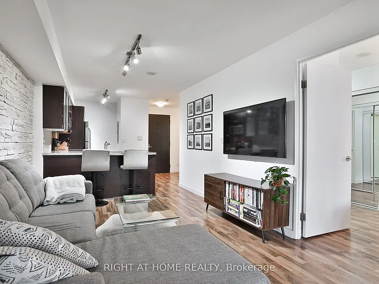 1005 King St W #613 — Photo 8