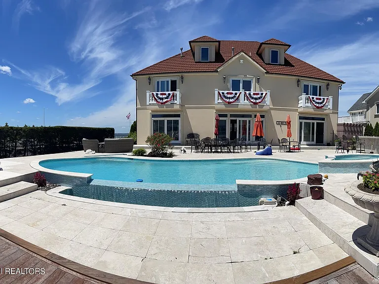 220 Pointe Dr — Photo 29