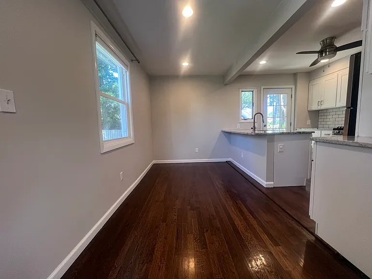 228 Windsor Ave — Photo 10