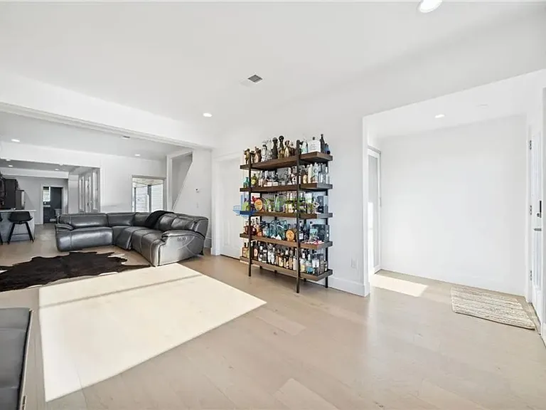 1308 Goettman St — Photo 6