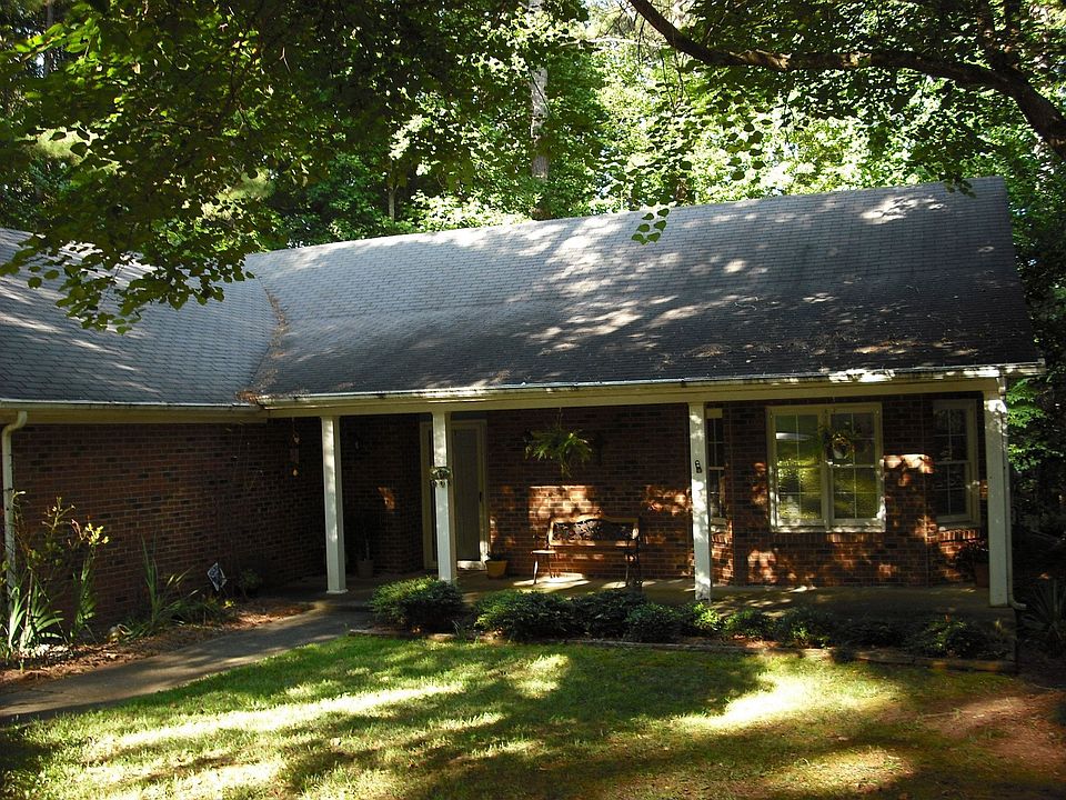 Front entrance with big garden